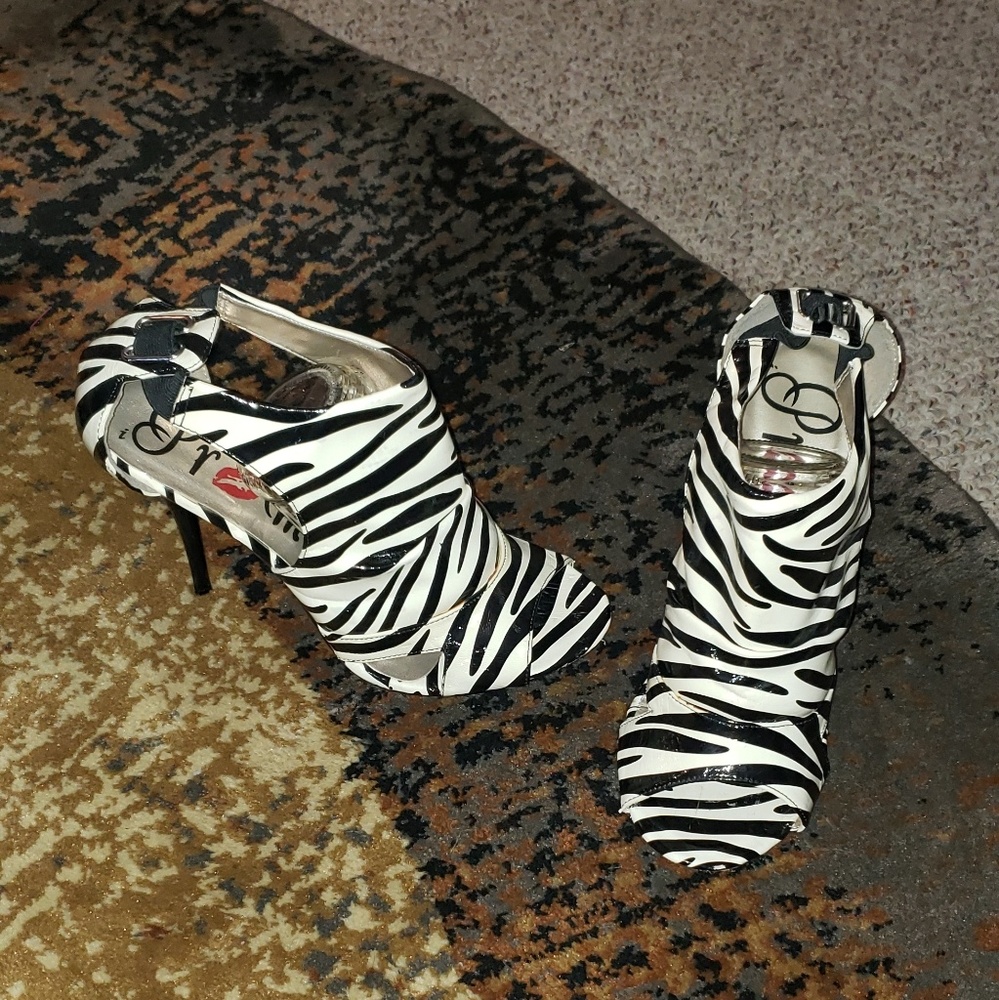 Pr💋mise leppard print heels